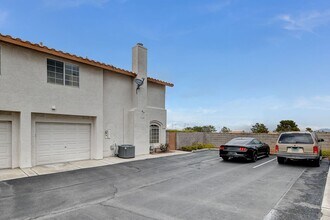 Building Photo - Spacious Townhome w/large yard! Near Summe...