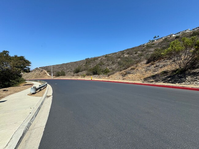 Building Photo - Gorgeous for 4 Bedroom and gated community