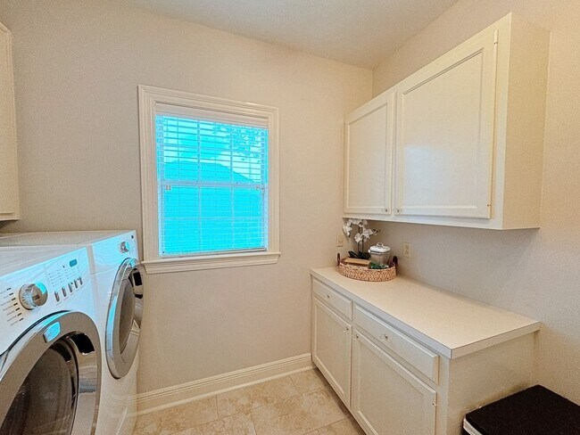 Building Photo - Beautiful Furnished home off Perkins Rd.