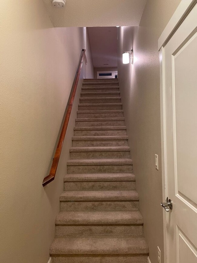 Building Photo - BEAUTIFUL LUXURY Style Townhouse with a go...