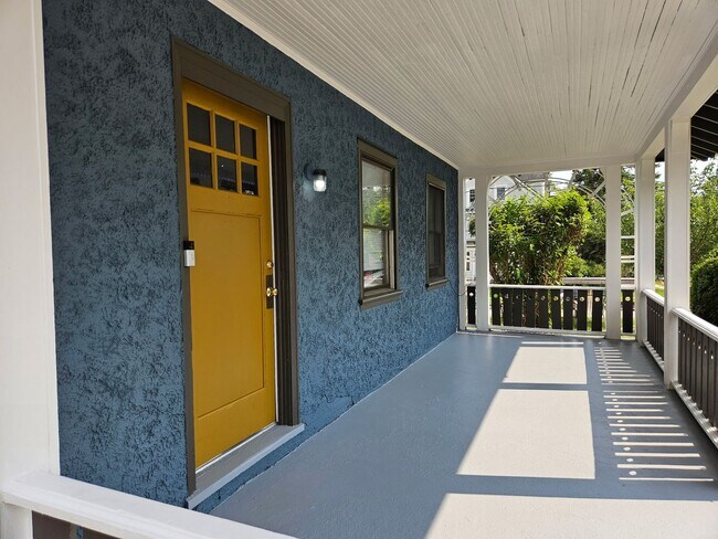 Building Photo - 849 E University Ave