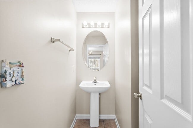 Building Photo - 571 Riverward Dr