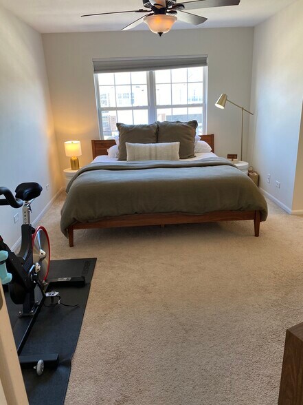 Master bedroom - 344 S Lancelot Ln
