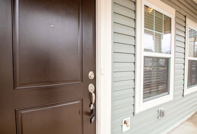 Building Photo - BEAUTIFUL 2 Bedroom Townhome in MIDLAND- A...