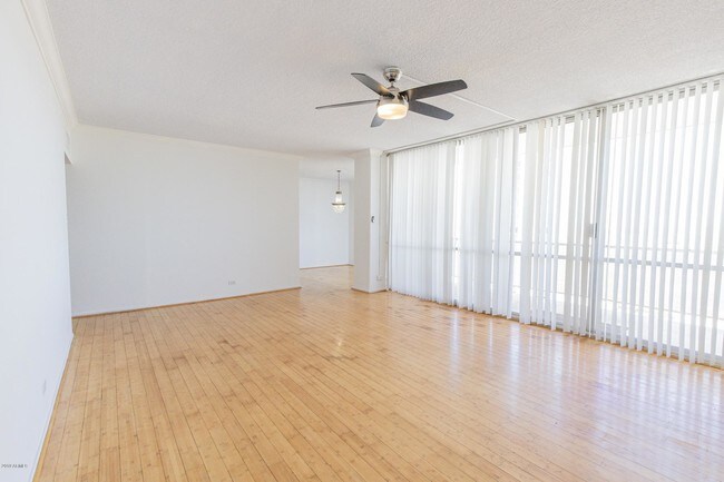 Building Photo - 207 W Clarendon Ave