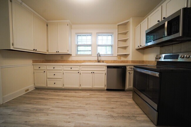 Building Photo - 3 bed 2 bath Updated Bungalow - Private ba...