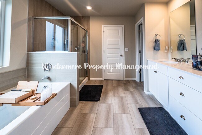 Building Photo - Stunning Soundview Estates 5 bedroom home