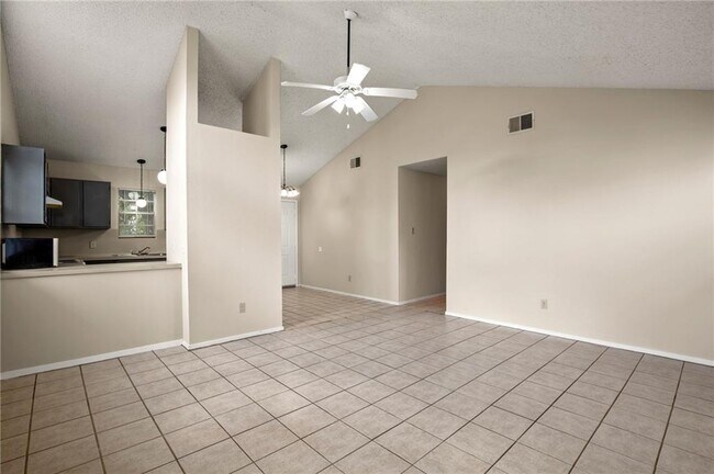Building Photo - 8807 Pineridge Dr