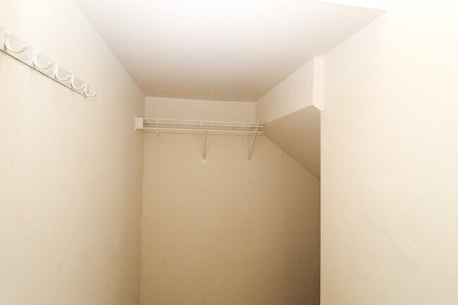 Building Photo - Spacious Rental! 3bed 3bath 2039sf 2 Car Garage A/C + Bonus Room