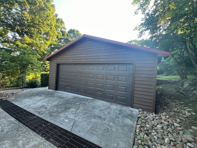 Building Photo - Large 2story in Kodak! Available Now!