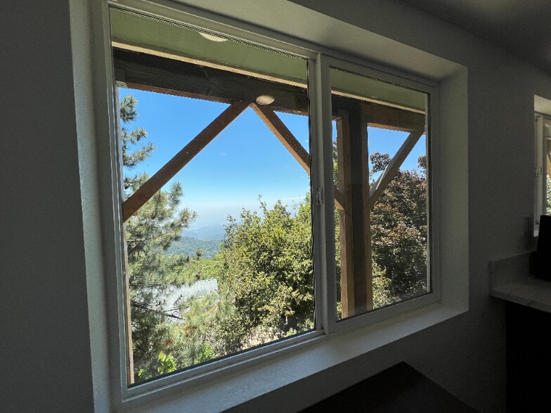 Building Photo - 1960 Willow Dr