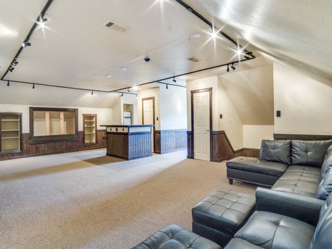 Building Photo - Incredible 4-bedroom, 3-bath Home with sparkling Pool on a gorgeous lot in highly sought-after Al...