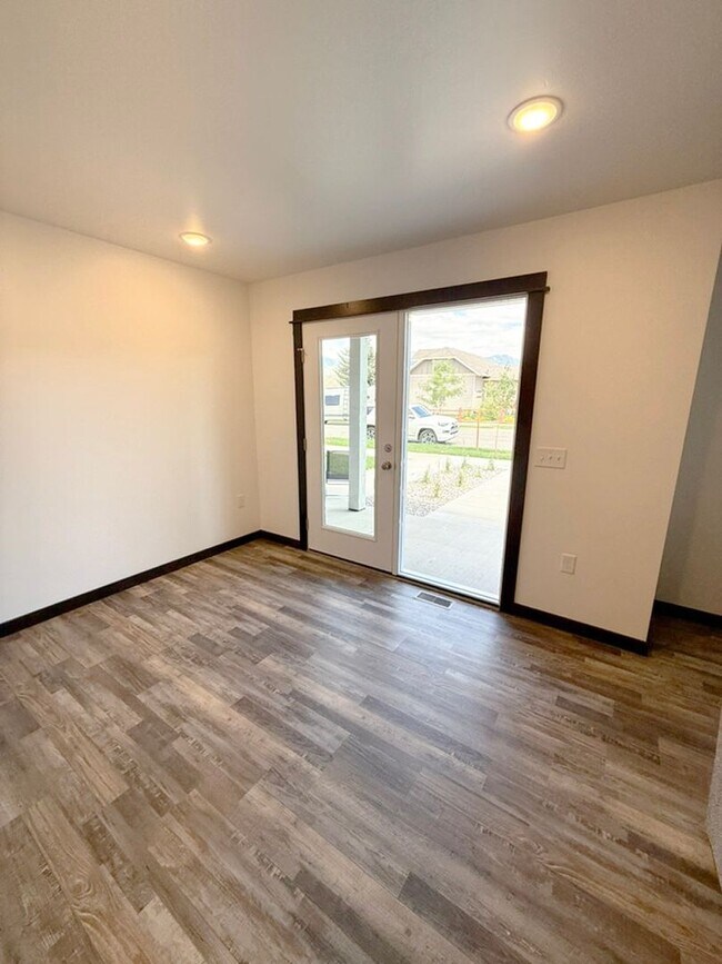 Building Photo - Brand New Condo, Large Windows and Central...