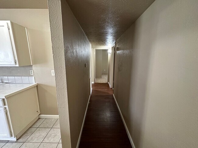 Building Photo - Charming Home With Large Back Yard!