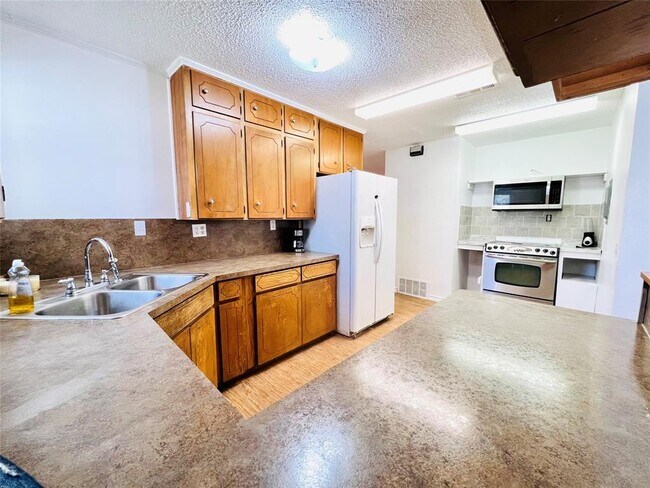 Building Photo - 210 2nd St