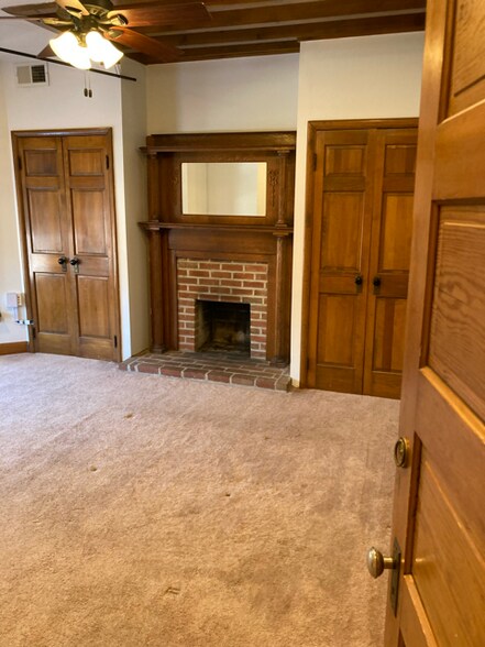 Building Photo - 229 Collins Ave