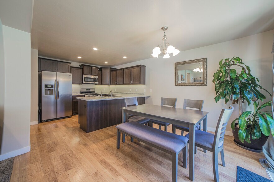 Building Photo - 2666 W Cottonwood Dr