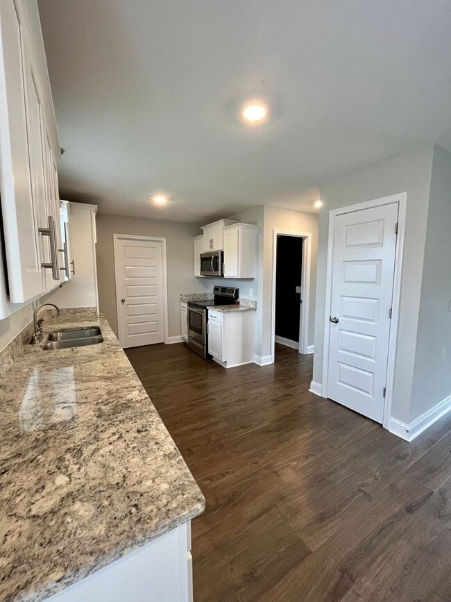 Building Photo - ** COMING SOON ** Beautiful Large Home in Great Location