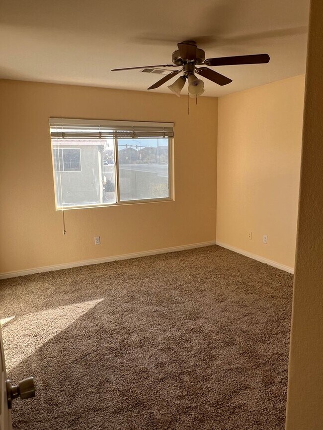 Building Photo - 6 bedroom Home With Pool and Basement