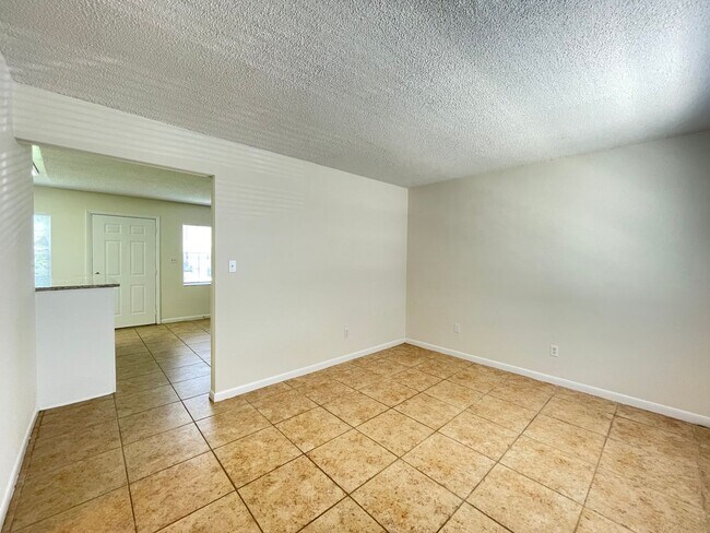 Building Photo - Updated One Bedroom, One Bath Apartment in...