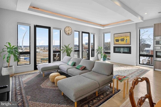 Building Photo - 911 S Oak St