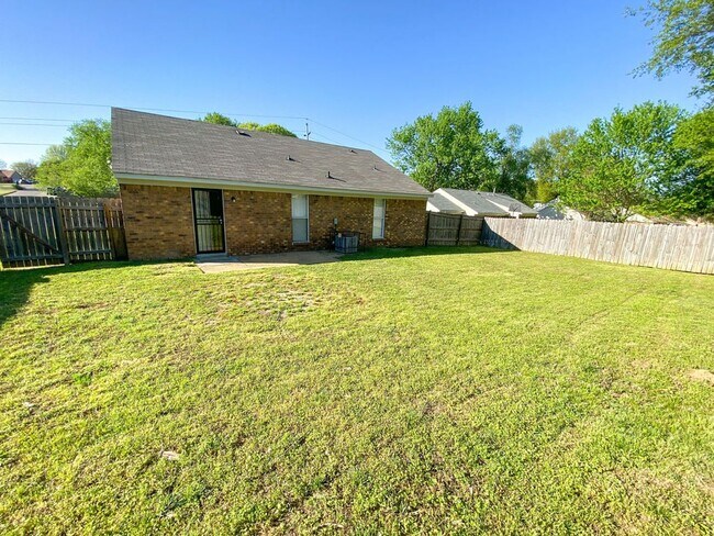 Building Photo - 3 bed, 2 bath in Horn Lake (ss appliances, fresh paint)