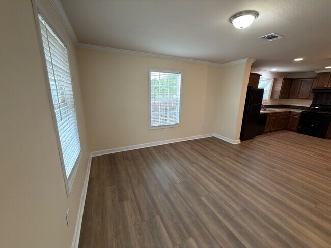 Building Photo - Three bedroom duplex close to Canyon Lake Highschool