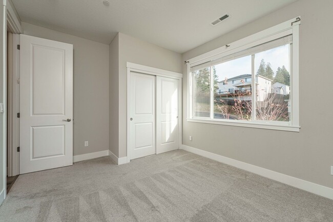 Building Photo - Charming 3-Bedroom, with Office and 2 Bath...