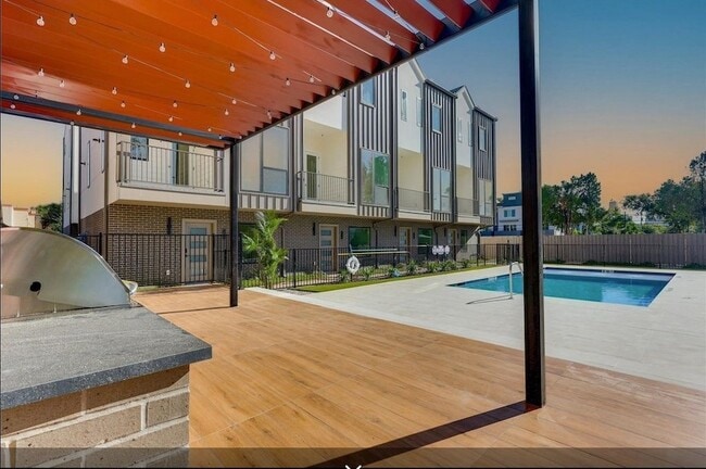 Building Photo - 1902 N Carroll Ave