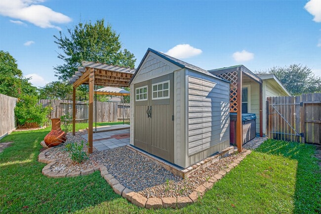 Building Photo - 2034 Wooded Oaks Dr