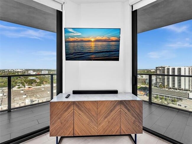 Building Photo - 121 NE 34th St