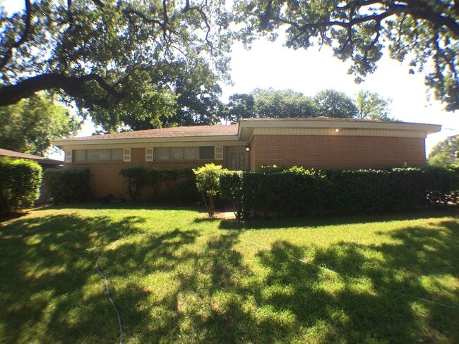 Primary Photo - Charismatic 3 Bed 2 Bath Home!