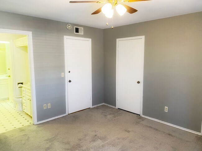 Building Photo - 2 BD/1.5 BATH MOVE IN NOVEMBER MINUTES FRO...