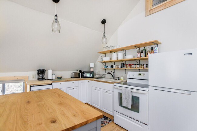 Building Photo - Barn-Style Modern Farmhouse with Mountain Views in Candler — 30 Minutes to Downtown Asheville