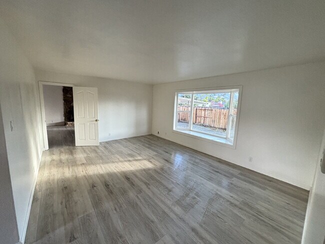 Building Photo - 5358 Laurel Dr