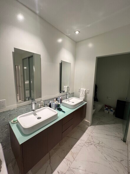 Building Photo - 21205 Yacht Club Dr