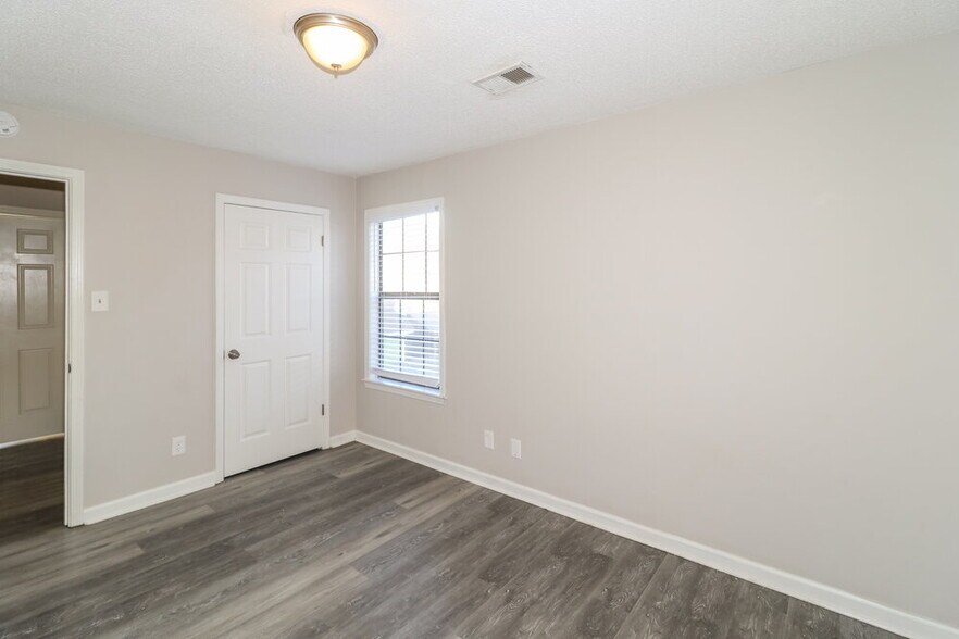 Building Photo - 2464 Green Glen Dr