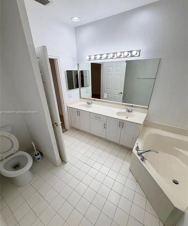 Building Photo - 2650 E Aragon Blvd