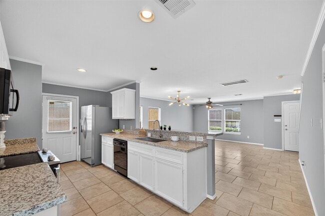 Building Photo - 6915 Woodridge Row Dr