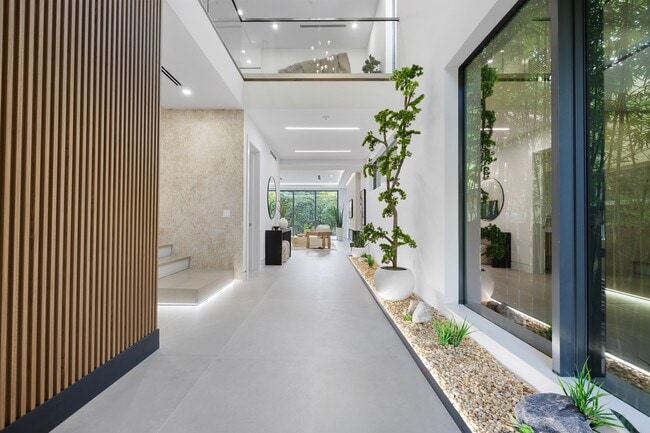 Building Photo - 807 SW 12th Ave