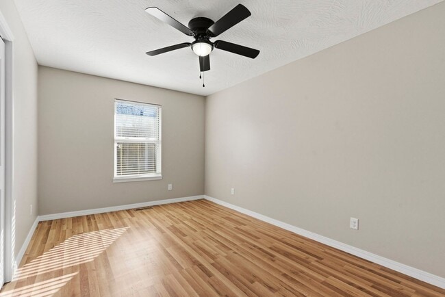 Building Photo - Updated home on large lot with GREAT SHOP!