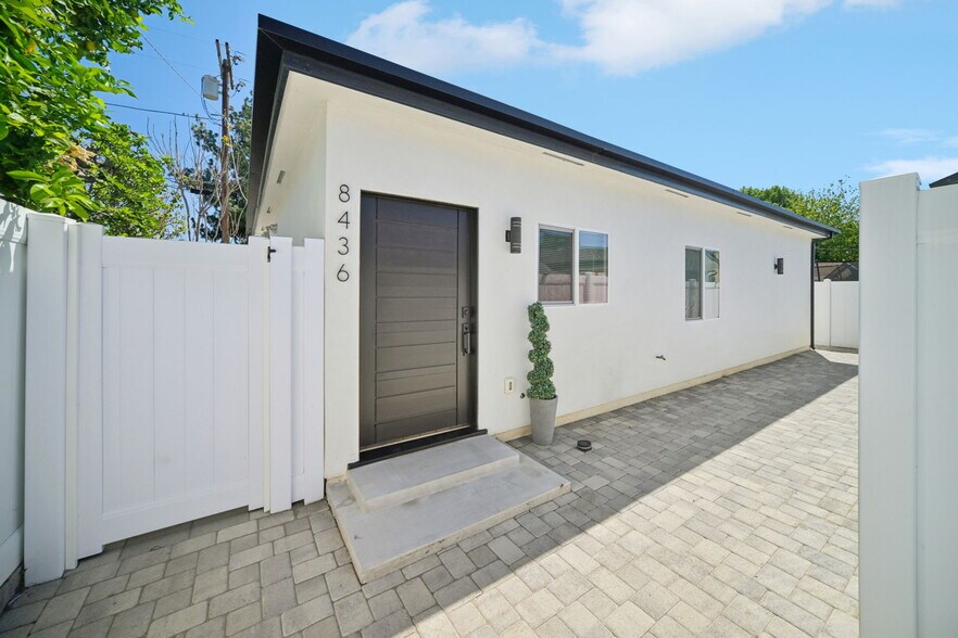 Building Photo - 8436 Oakdale Ave