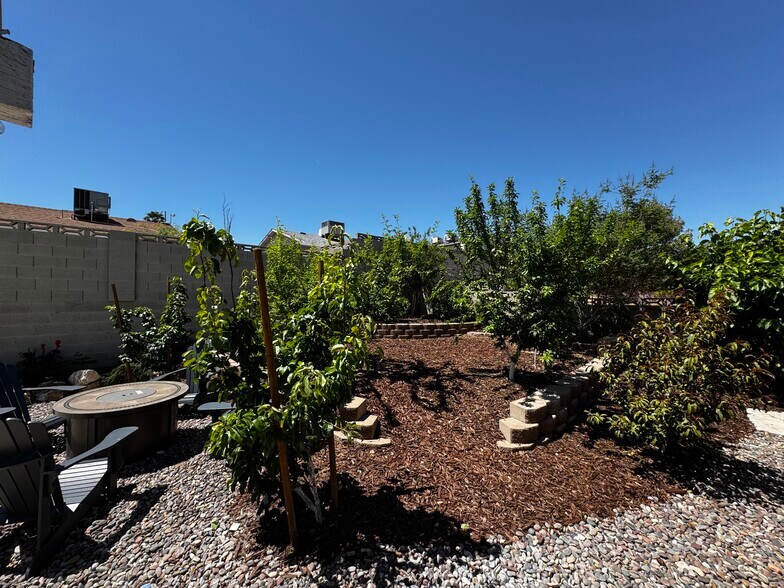 Building Photo - 414 Sunburst Dr