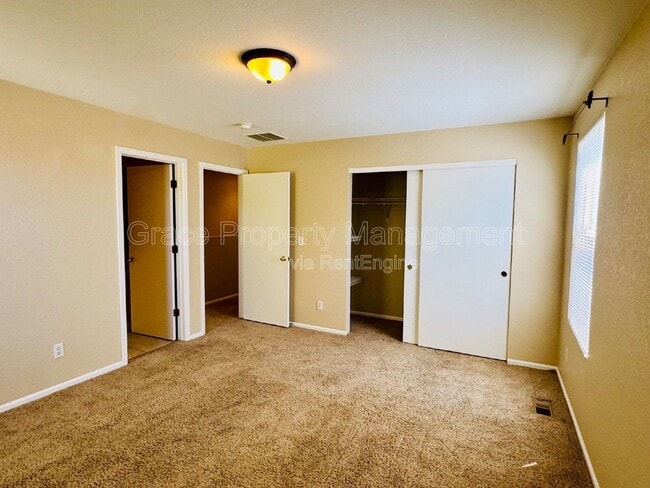 Building Photo - 717 Mockingbird St