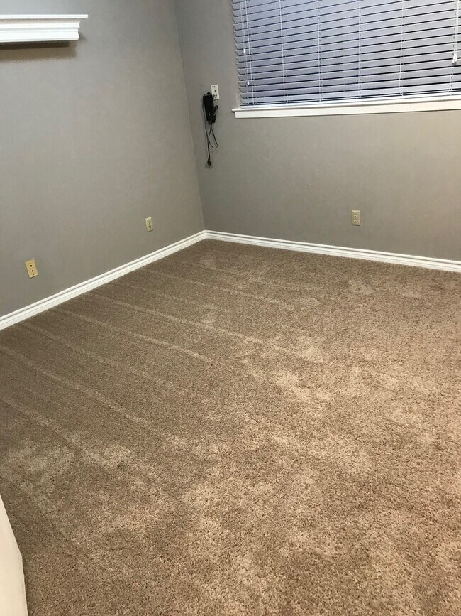 Building Photo - Gorgeous Carrollton Townhome