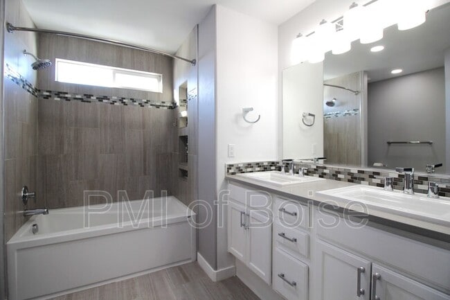 Building Photo - 639 E Willowbrook Dr