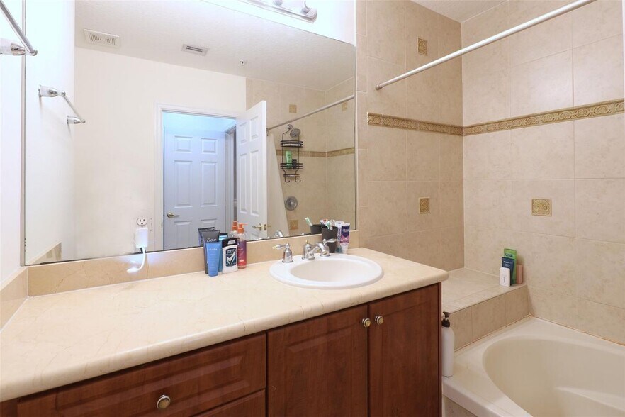 Building Photo - 121 Bayfront Dr