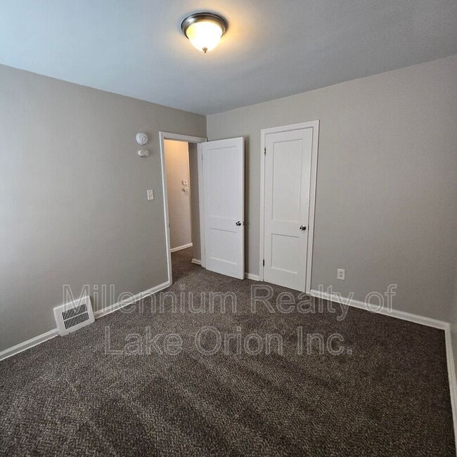 Building Photo - 18715 Roscommon St