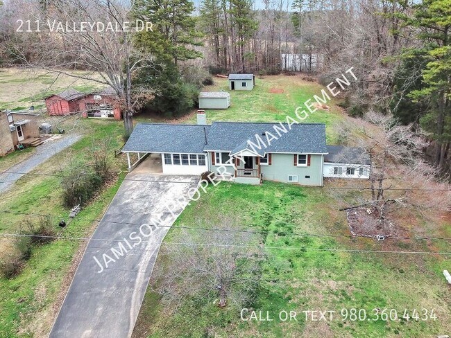 Building Photo - 211 Valleydale Dr