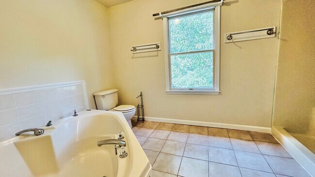 Building Photo - 8+ PRIVATE ACRES - KING GEORGE
